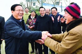 2月3日，春節(jié)后上班第一天，省委書記李強來我市基層走訪調研，看望鹽城“6.23”特大龍卷風冰雹災害受災群眾。.jpg
