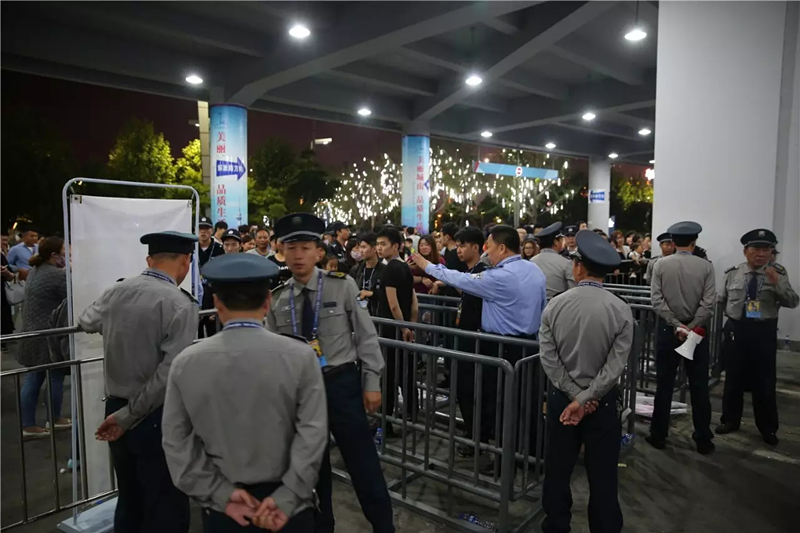 圖為保安隊(duì)員們快速反應(yīng)，處置突發(fā)事件。.png